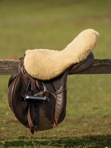 Изображение товара Меховушка на седло из натуральной овчины, на конкурное седло