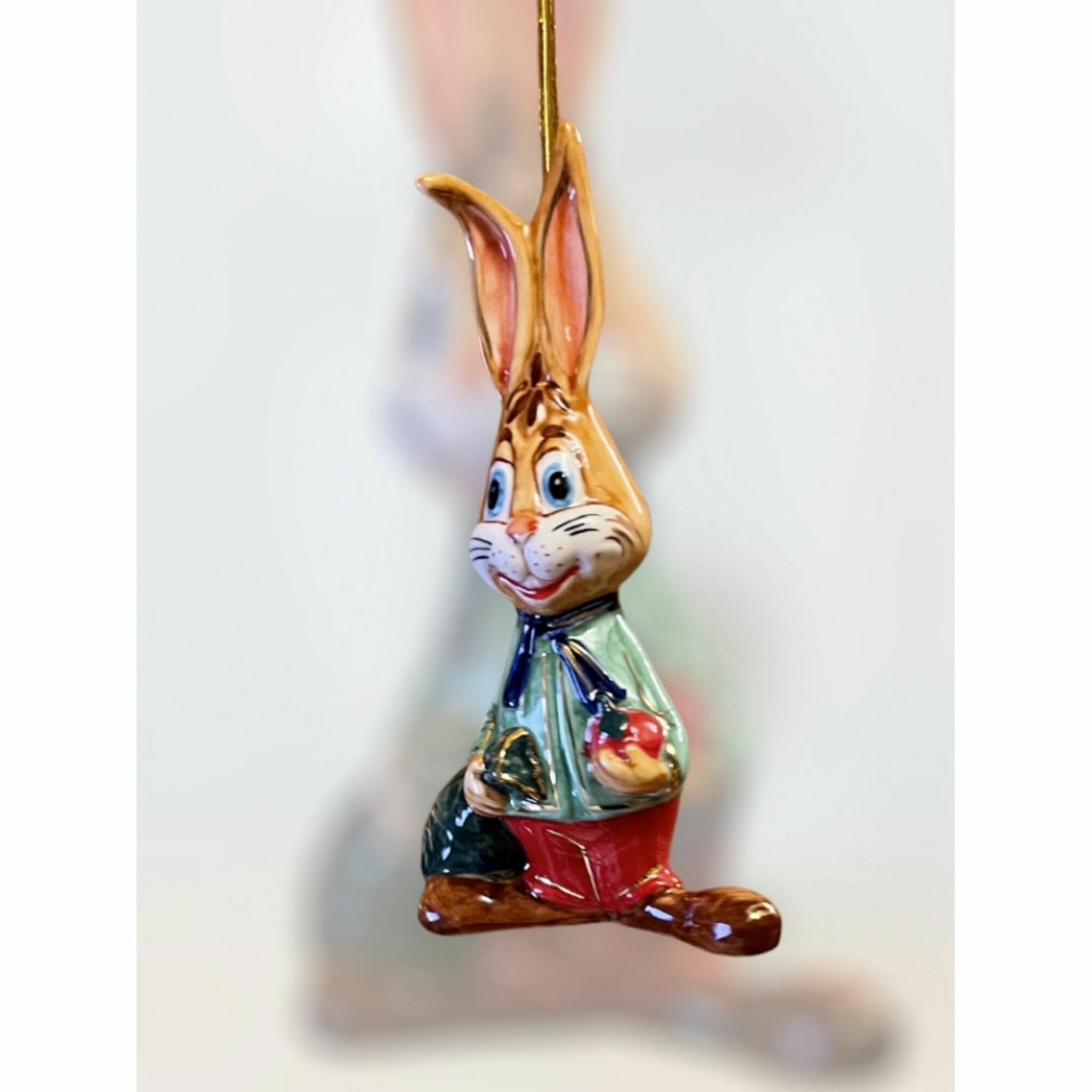 Елочная игрушка Лефортовский Фарфор "Заяц русый с мешком яблок" ручная роспись фарфор