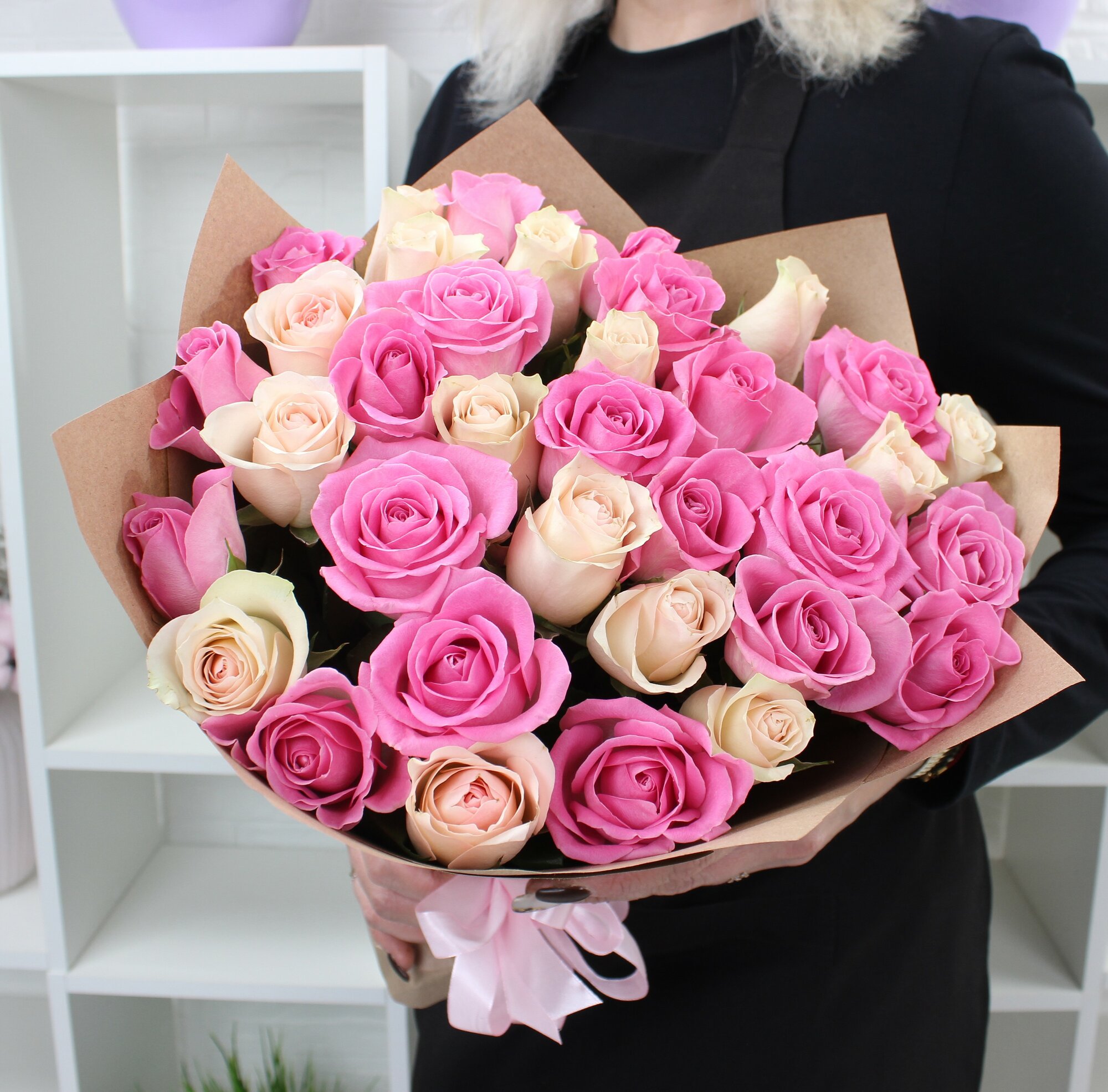 Букет из 35 разноцветных роз высота 40см Кения THE FLOREAL