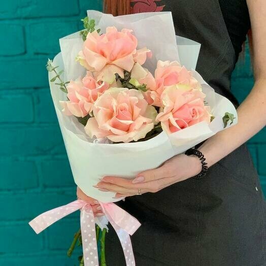 Букет из 5 розовых французских роз и зелени