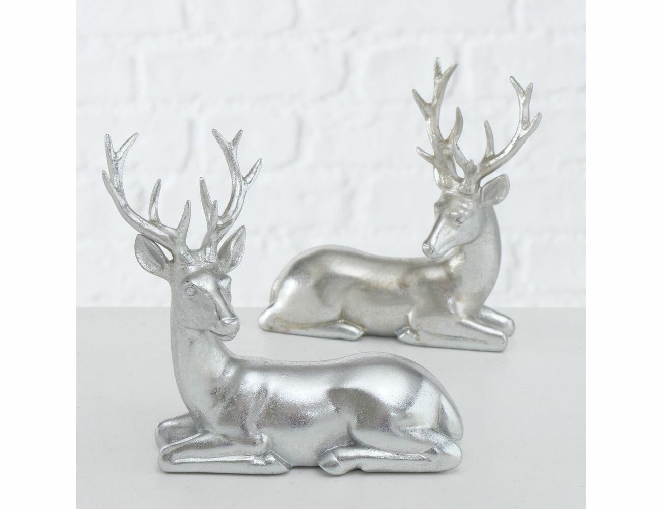 Декоративная фигурка серебристый олень на отдыхе полистоун 15 см Boltze 1007442