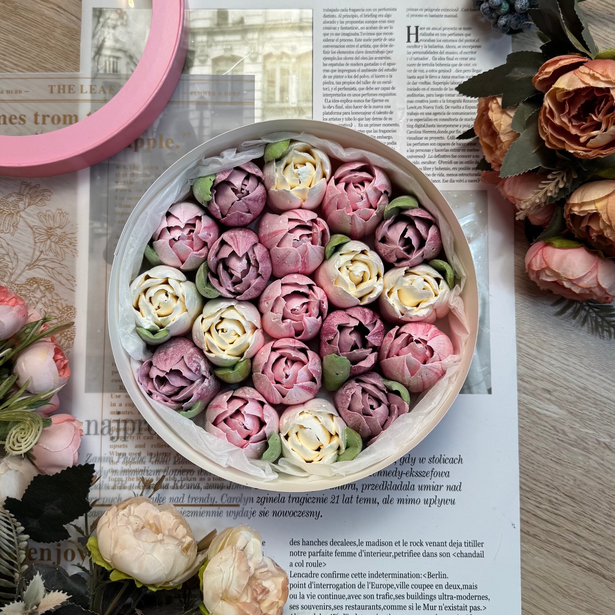 Пионовидные тюльпаны в шляпной коробке из зефира. Микс вкусов. Чистый и натуральный состав.