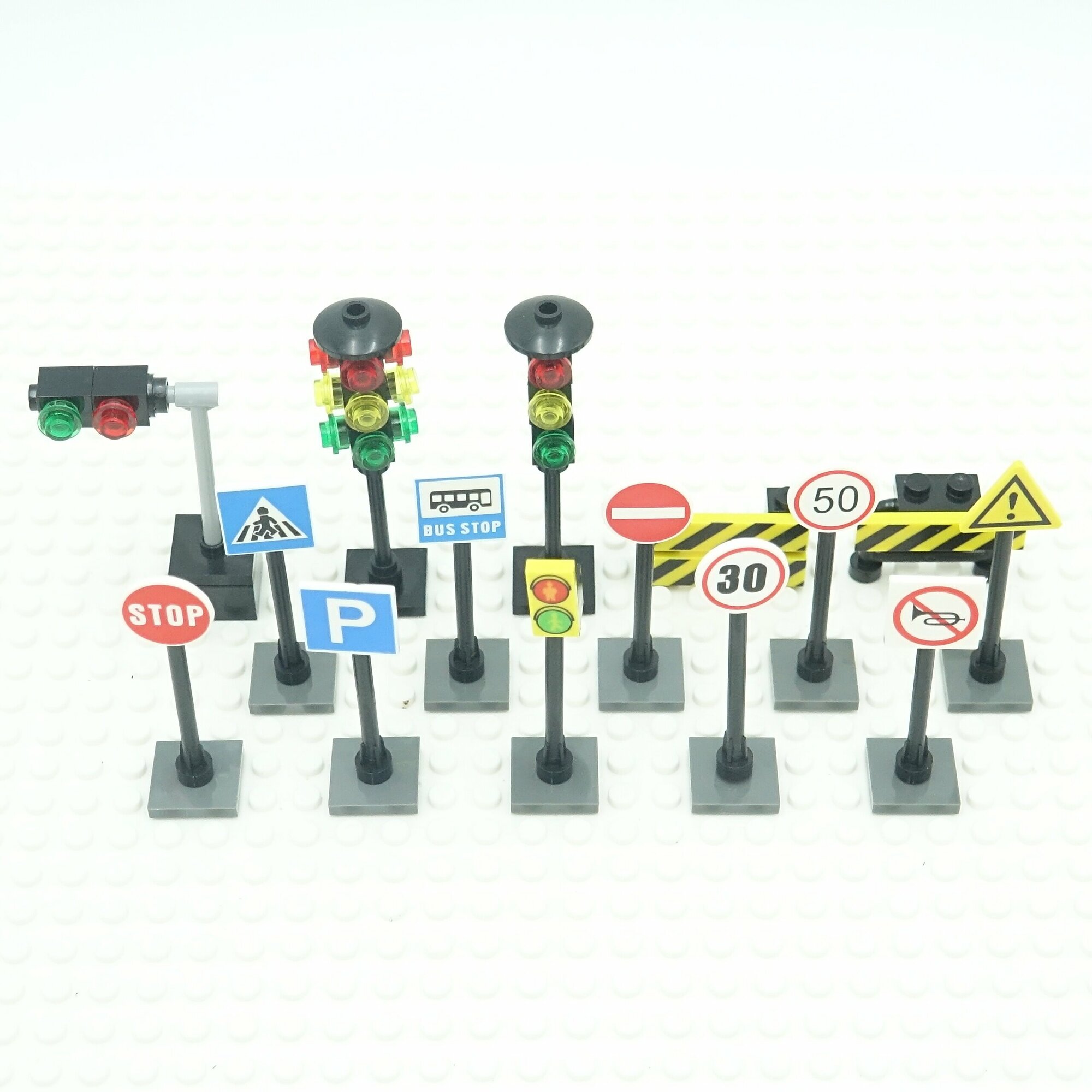 Набор автомобильных знаков и светофоров для конструктора 15 шт