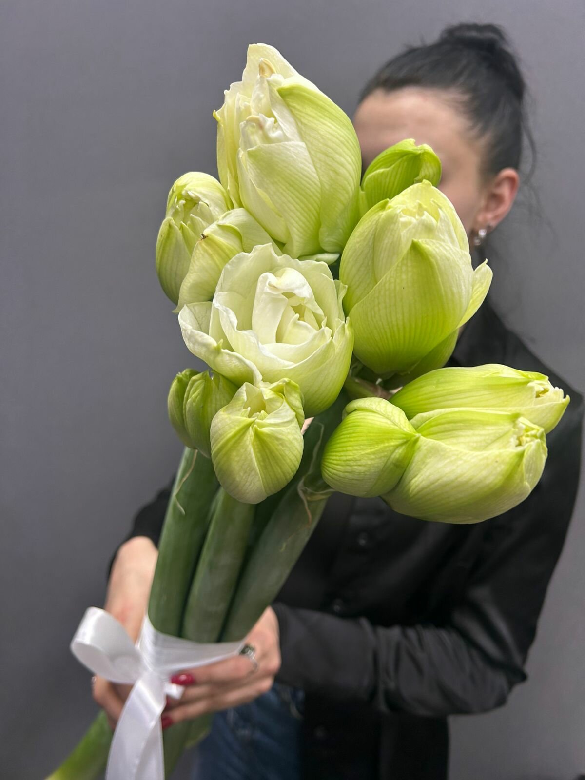 Монобукет "ФлавЦвет" амариллисы белые  5 штук высота 60 -70 см