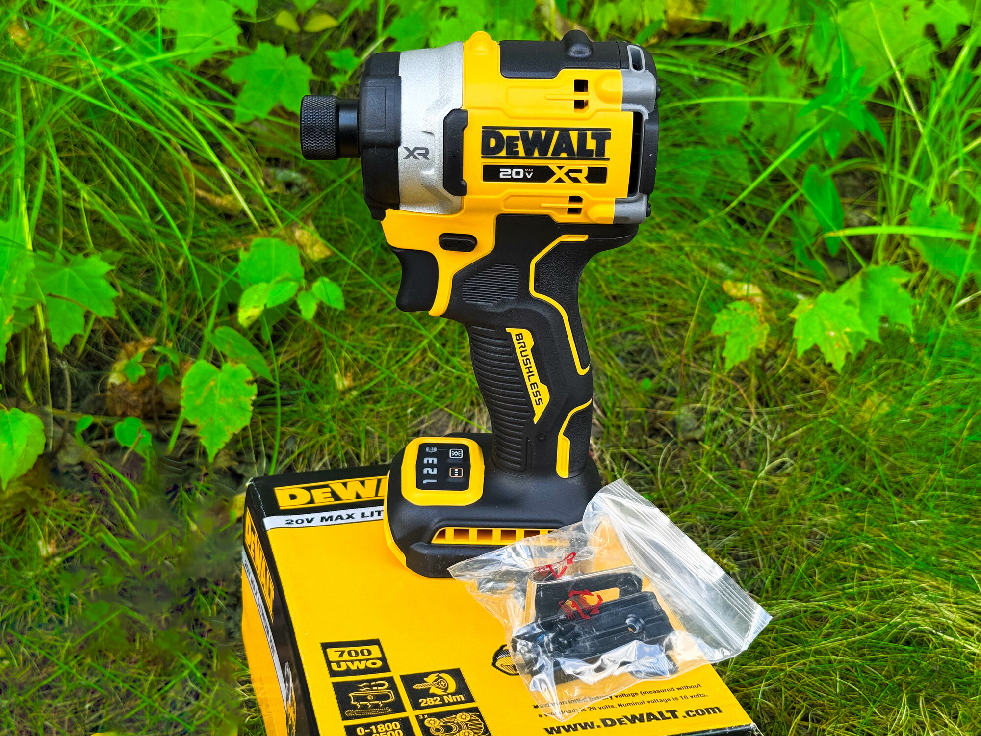 Аккумуляторный шуруповерт DeWalt DCF860N 20В — фото 1