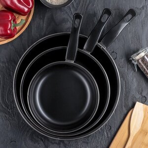 Набор сковород КНР "Жаклин", 3 предмета: 20,25,30х4 см, антипригарное, цвет черный