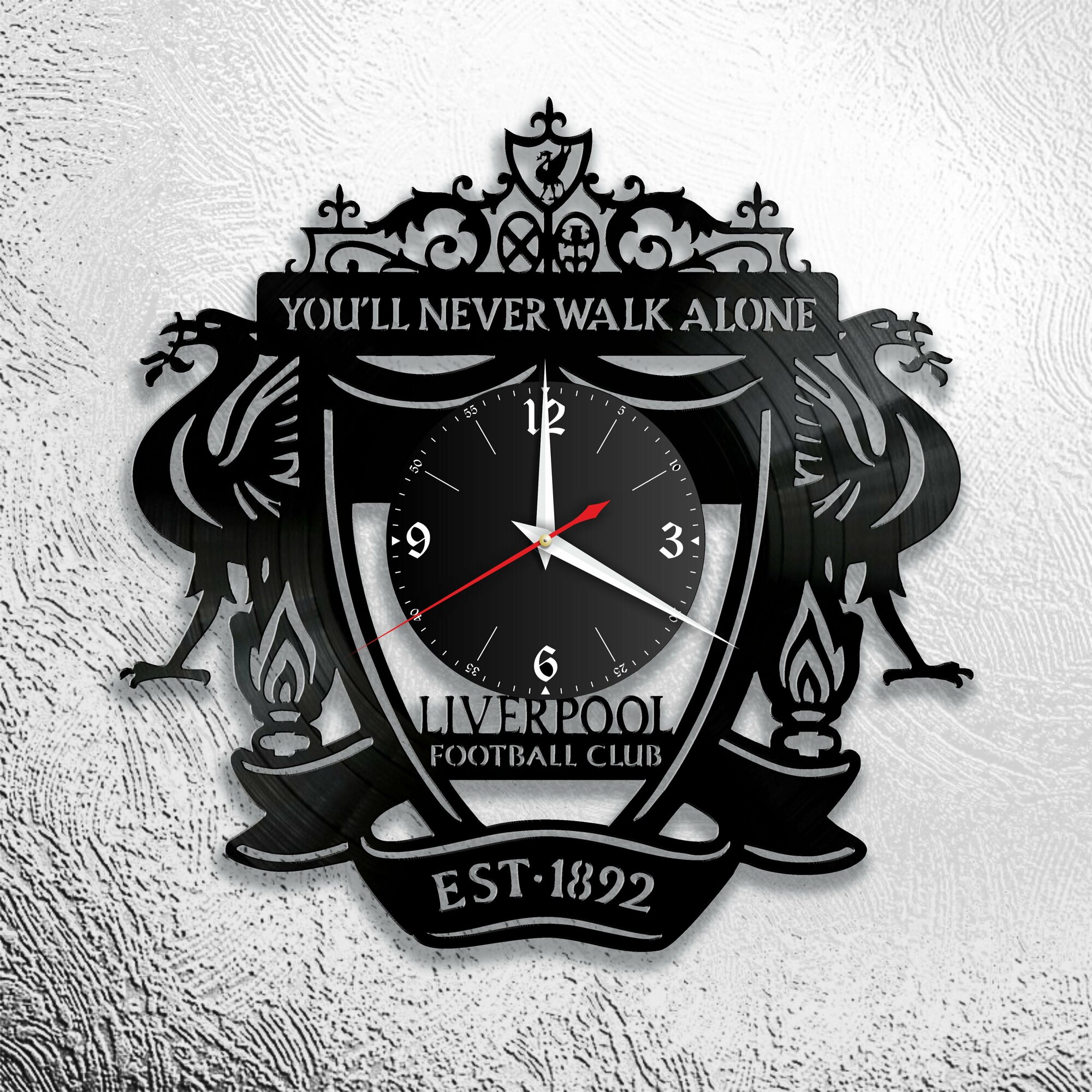 Настенные часы из виниловой пластинки с символикой Ливерпуля