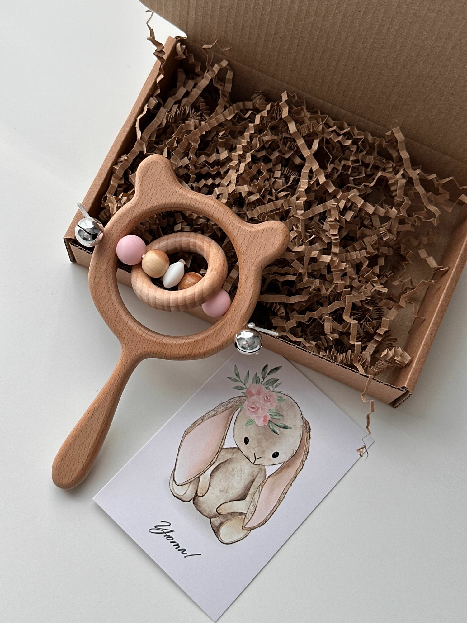 Деревянная погремушка на палочке для новорожденного малыша с силиконовыми и можжевеловыми бусинами