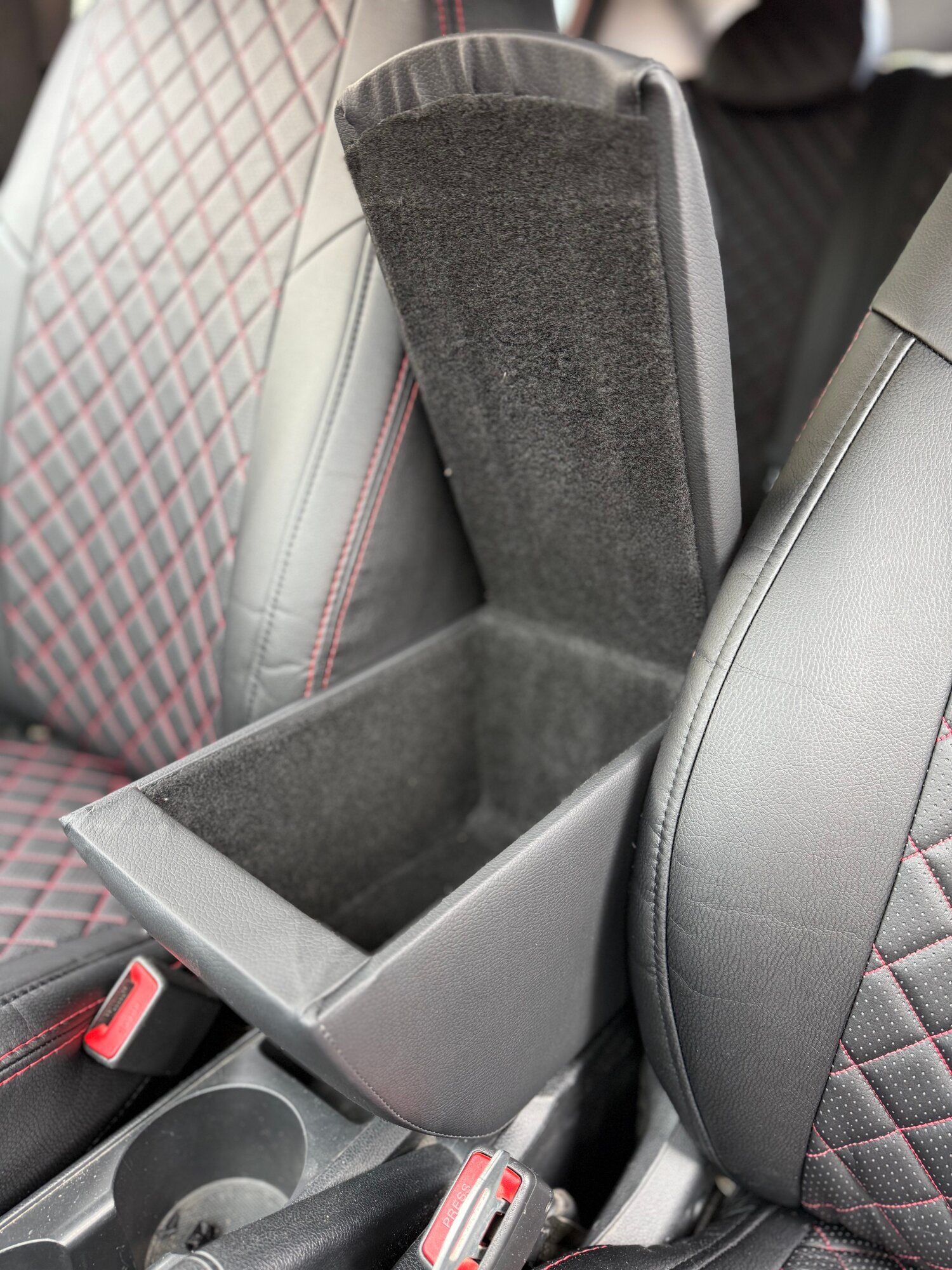 Подлокотник - бар для Hyundai Solaris II c 2017г. Экокожа, черный, гладкий. — фото 1