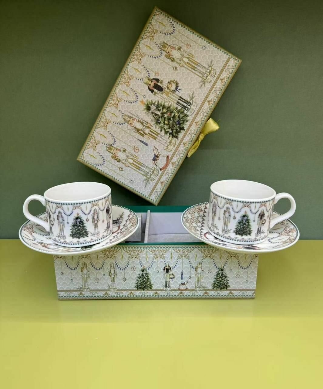 Две фарфоровые чайные пары с новогодней тематикой