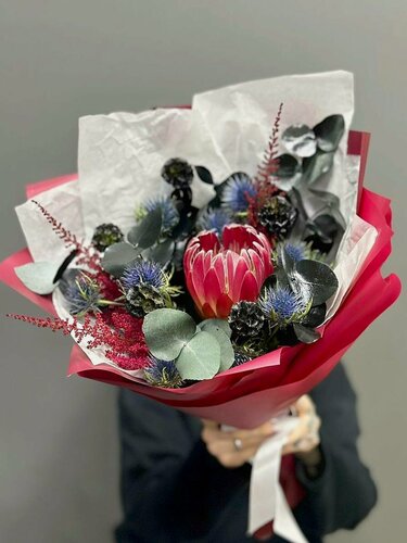 Изображение товара Интерьерный букет с протеей, эрингиумом и чёрным эвкалиптом в бордовой упаковке
