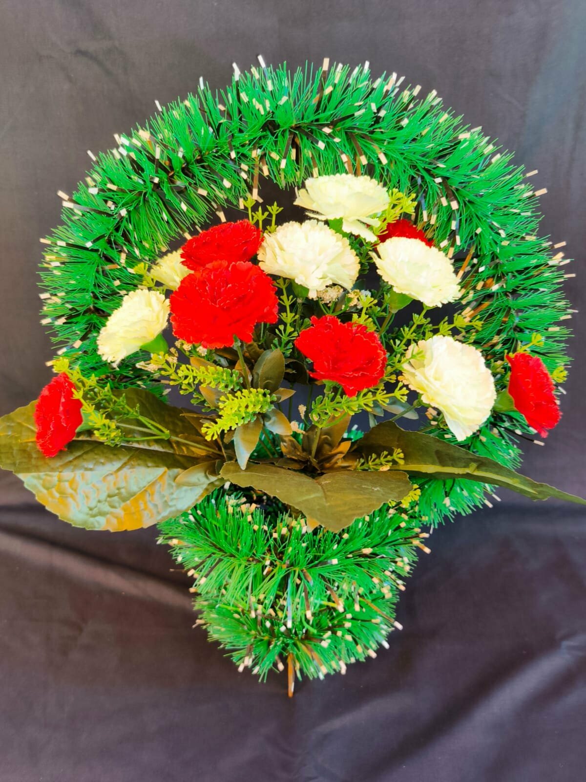 Корзина ритуальная с гвоздиками на похороны 50см в бело-красных тонах