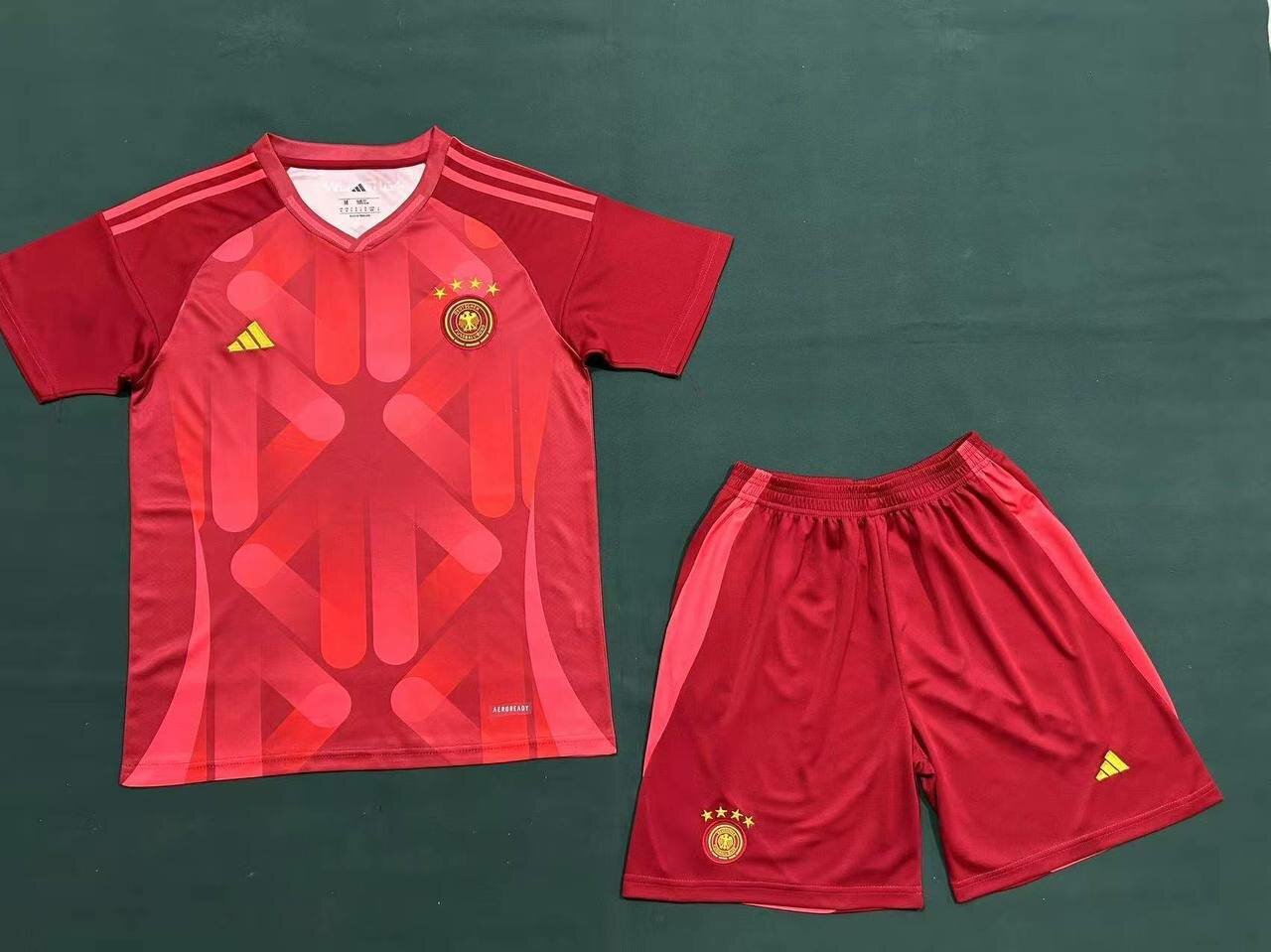 Форма спортивная , размер S, красный