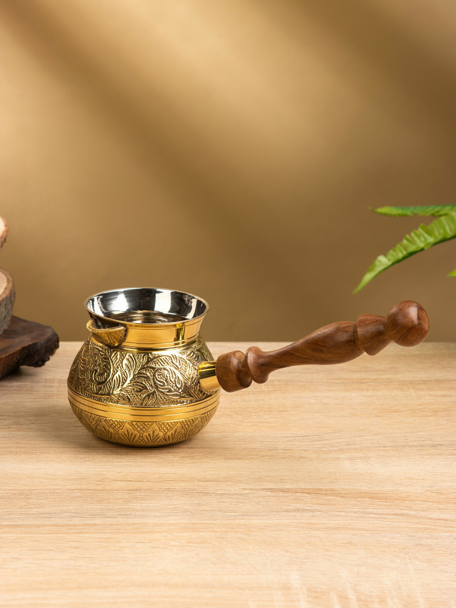 Турка "Золотые узоры", латунь, с деревянной ручкой, цвет: золотистый