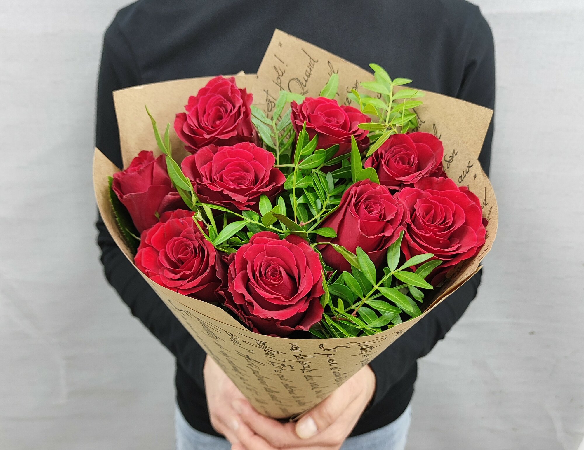 Букет "9 Красных Роз Кении" в сочетании с фисташками в крафтовой упаковке