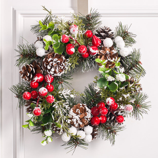 Новогодний венок заснеженный Goglielmo с ягодами и шишками 24 см