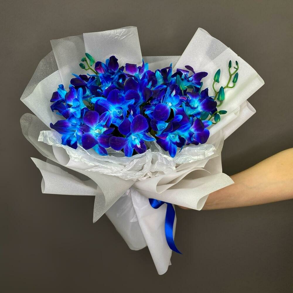 Букет Cactus Flowers с синей орхидеей в трендовой упаковке 35x45 см