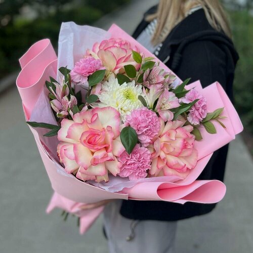 Изображение товара Букет из французских роз, альстромерий, хризантемы и кружевных диантусов - римская роза