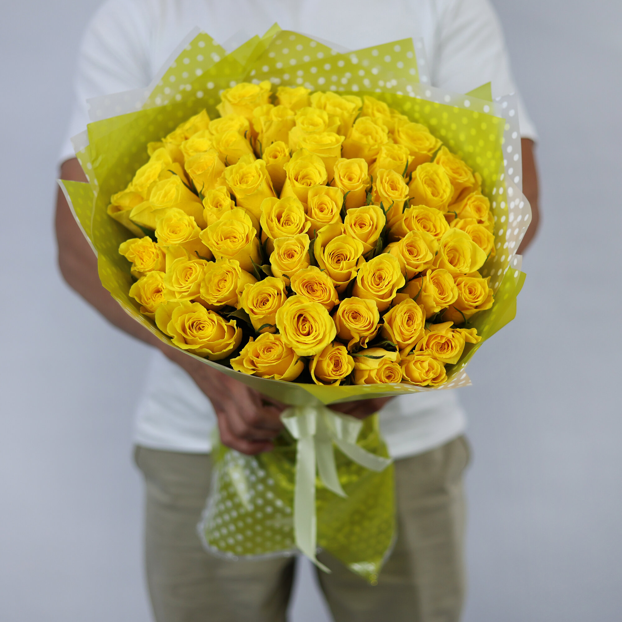 Монобукет MY BLOOM  Лимонная роза   51 цветок  высота 40 см  принтовая плёнка