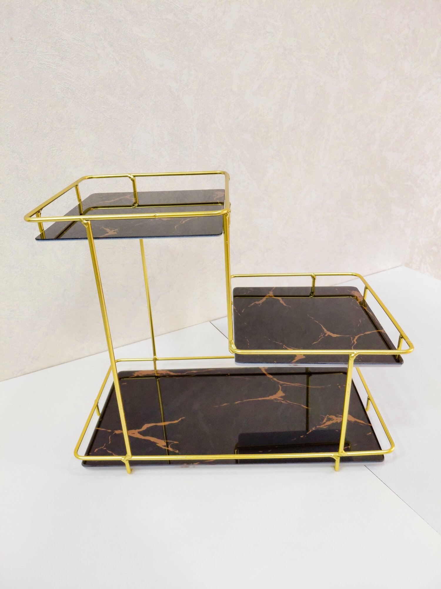 Органайзер золотой металл черные стекло 3 секции, для косметики, парфюмерии, украшений, прямоугольный каркас