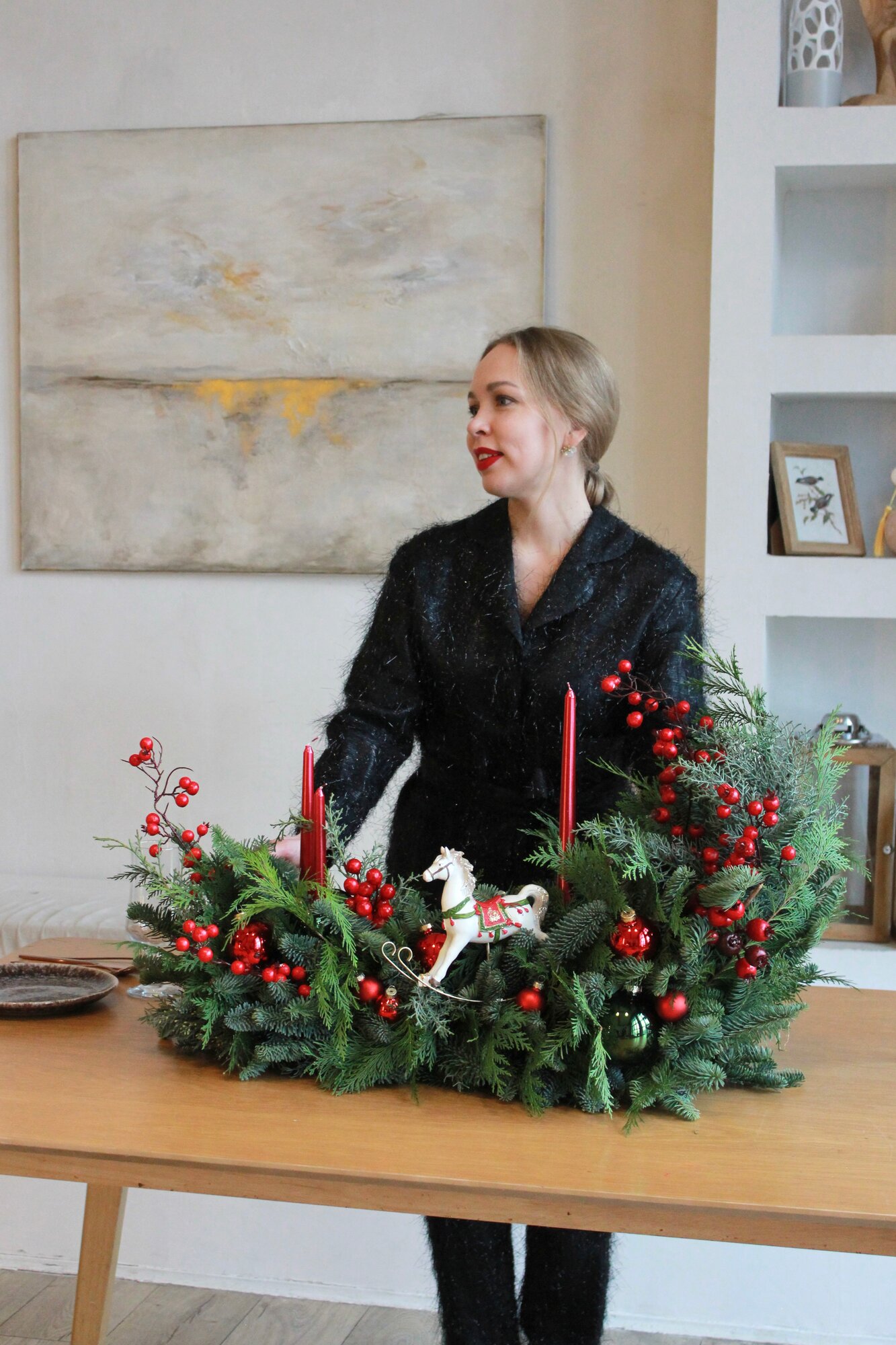 Большая композиция Символ 2026 Года из живой хвои со свечами