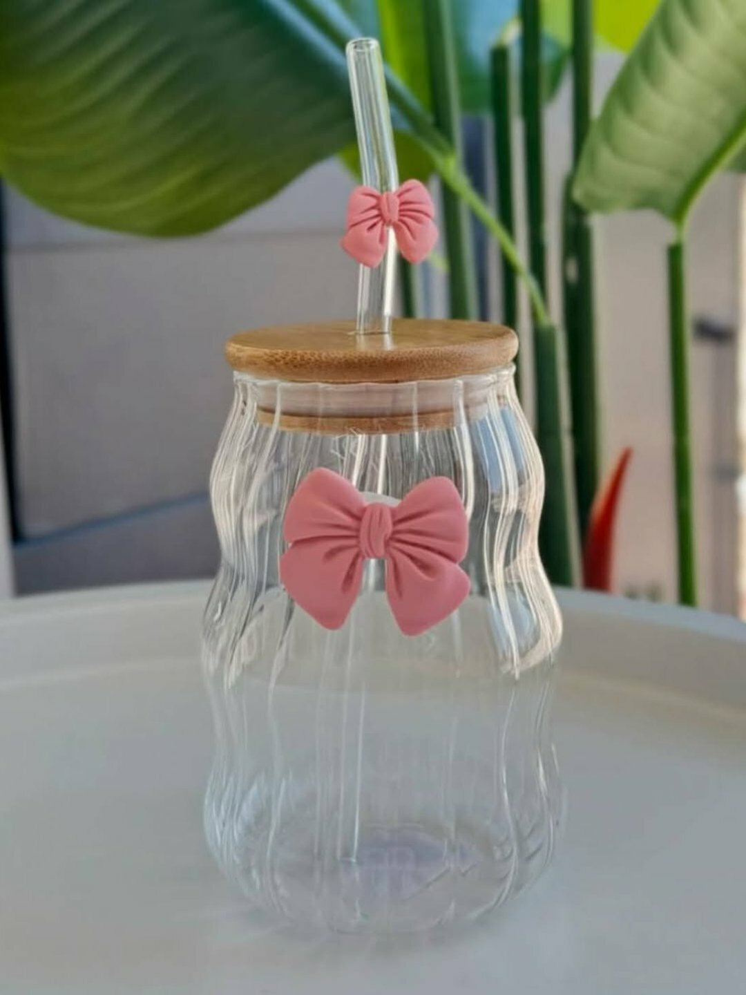 Стакан с трубочкой и разноцветными бабочками Butterflyбамбуковая крышка и многоразовая стеклянная трубочка.