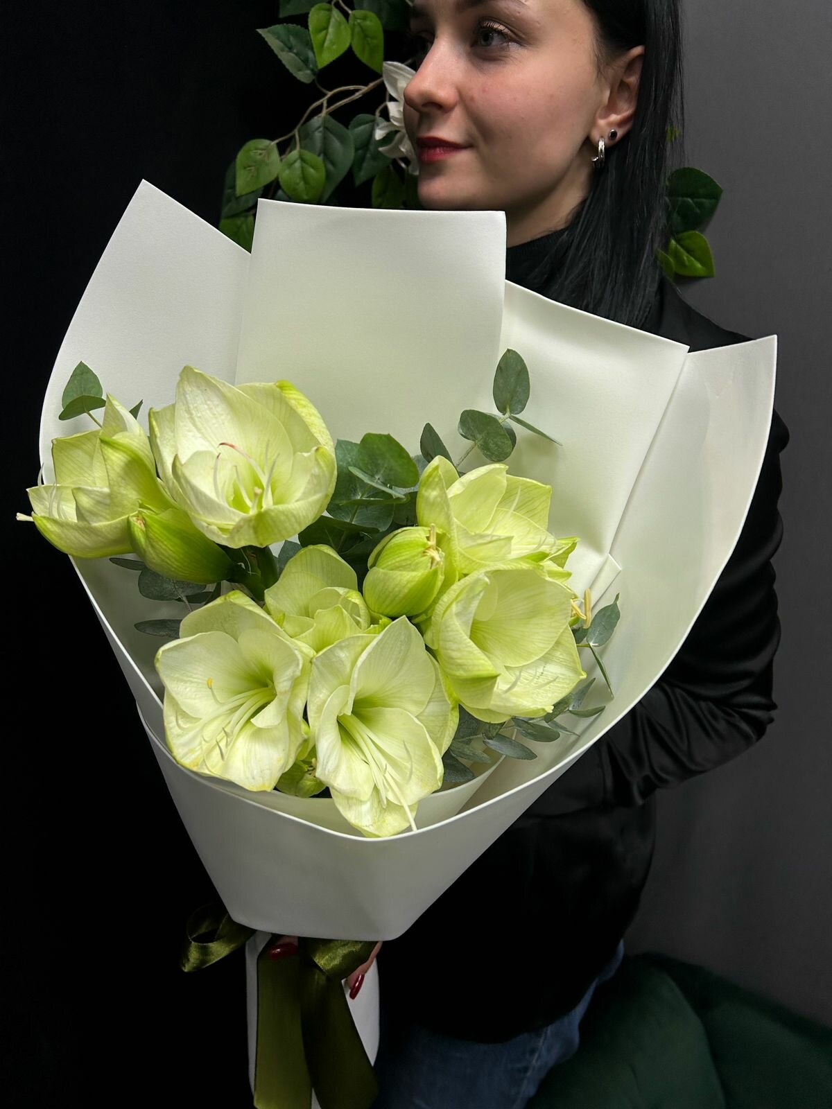 Монобукет из 3 белых амариллисов в белой упаковке с атласными лентами