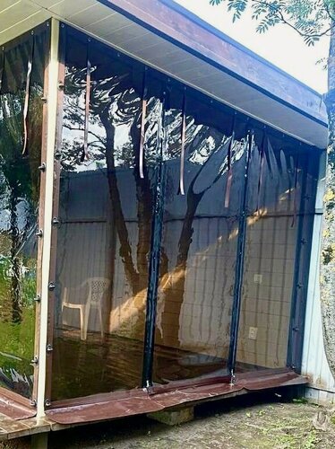 Изображение товара Мягкое окно(дверь) две молнии в центре, 230 см (в) х210см (ш) с поворотными скобами- для беседки, веранды, террасы (тонированное, коричневая окантовка)