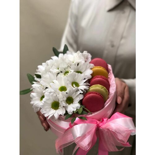 Коробка с макарунами и срезанными цветами, цвет бело-розовый