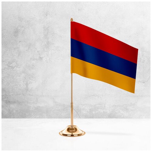 Настольный флаг Армении на металлической подставке под золото