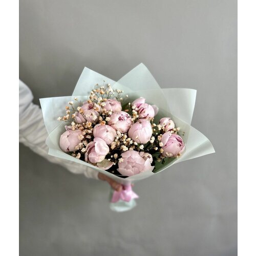 Букет из 11 розовых пионов и гипсофилы. LoVa Flowers