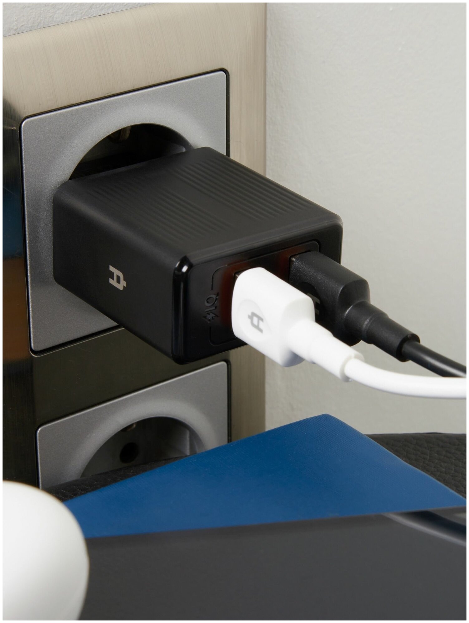 Сетевое зарядное устройство Alteracs 2xUSB AA12 Black - фото №4