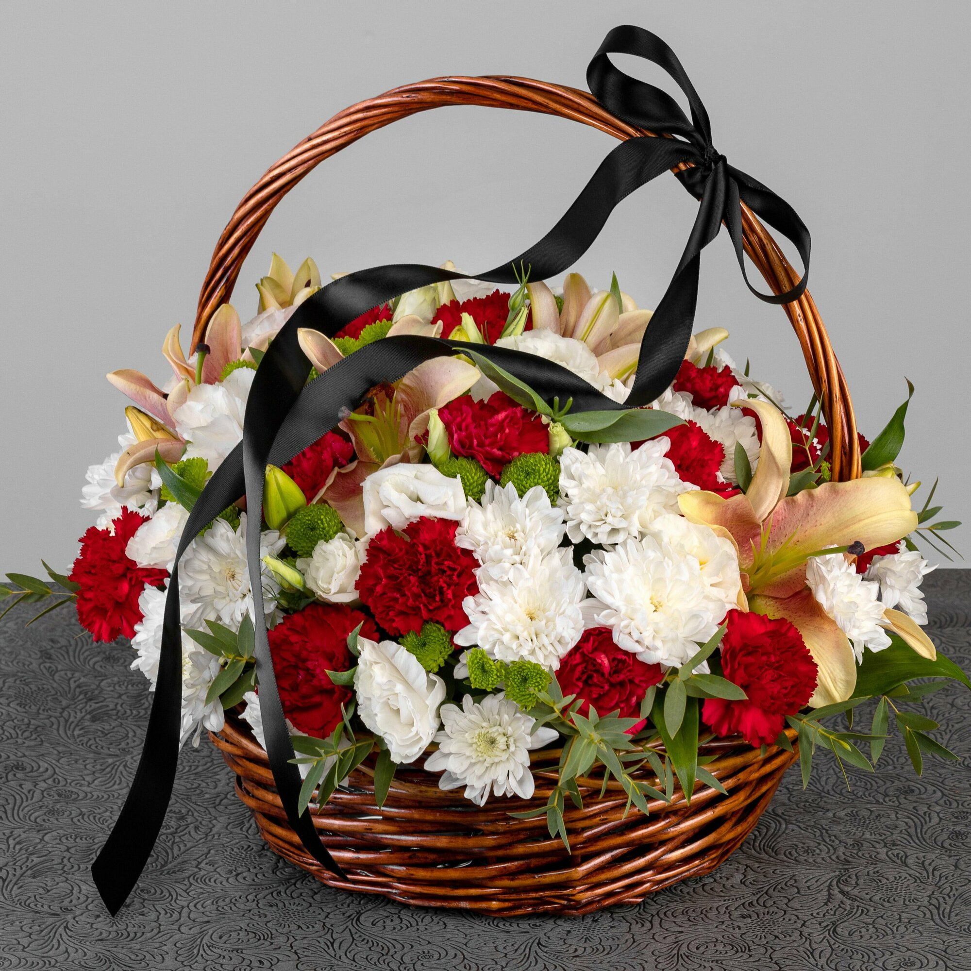 Траурная композиция Мегацвет24 хризантема лилия гвоздика эустома сухоцвет белая/красная в корзине
