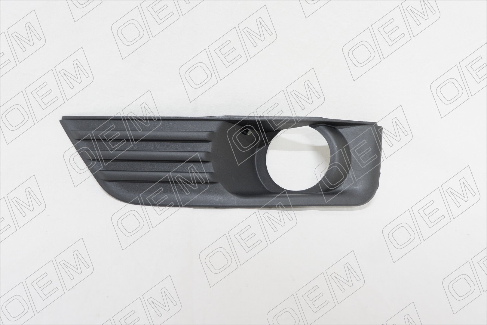 Окантовка противотуманной фары левая Ford Focus 2 1317822, Форд Фокус, год с 2004 по 2008, O.E.M.