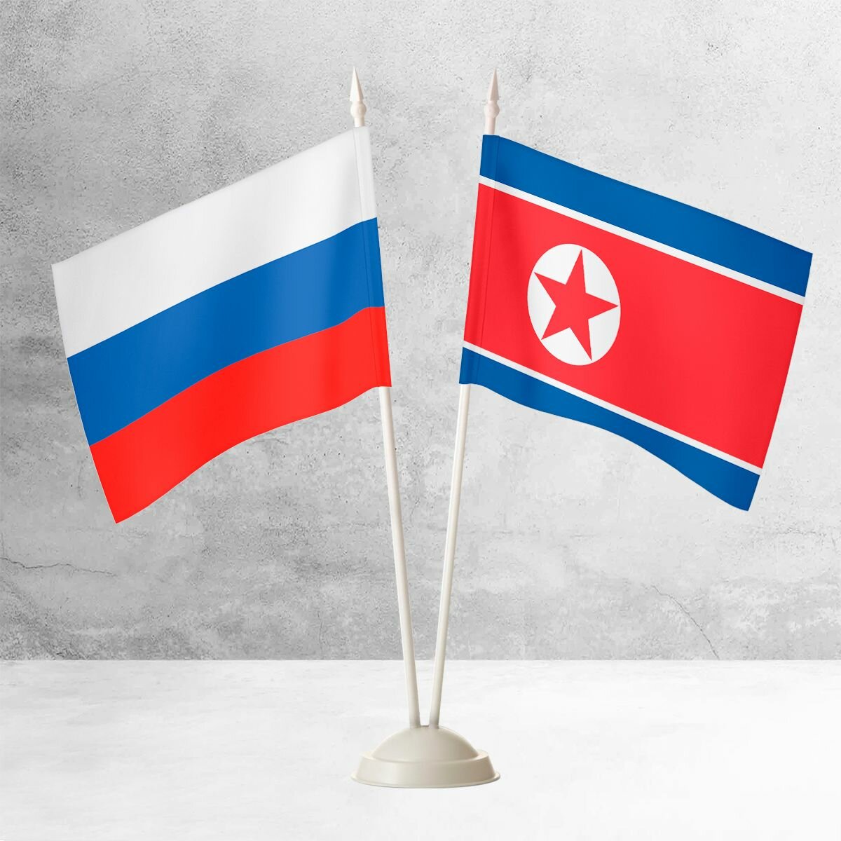 Настольные флаги России и кндр на пластиковой белой подставке