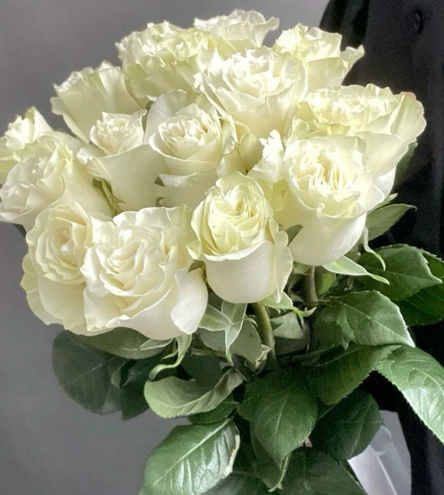 Букет из белых роз сорт Мондиаль 15 штук высота 70см под ленту. "Элит Цветы" - всегда свежие букеты с доставкой.