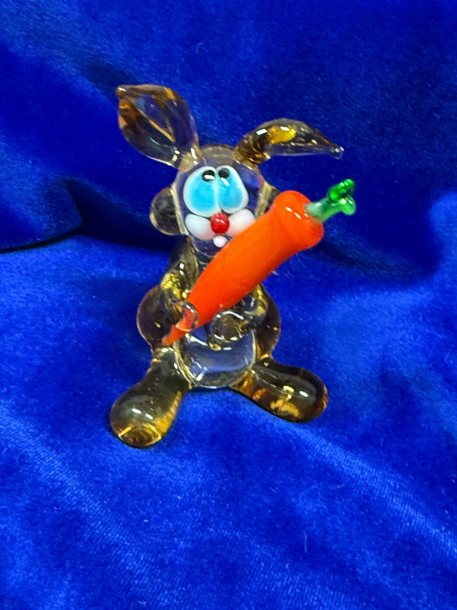 Фигурка стеклянная "Зайчик" желтый с морковкой