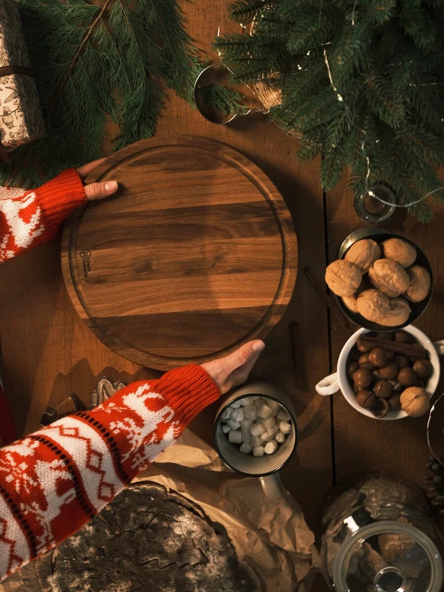 Разделочная доска круглая с желобом Лайт Dad's material, подарочная упаковка, натуральное дерево — фото 1