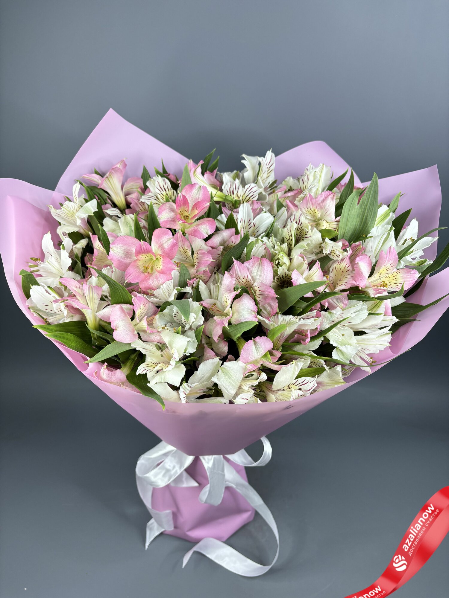 Букет из 25 альстромерий микс в розовой пленке с белой лентой от АзалияНау