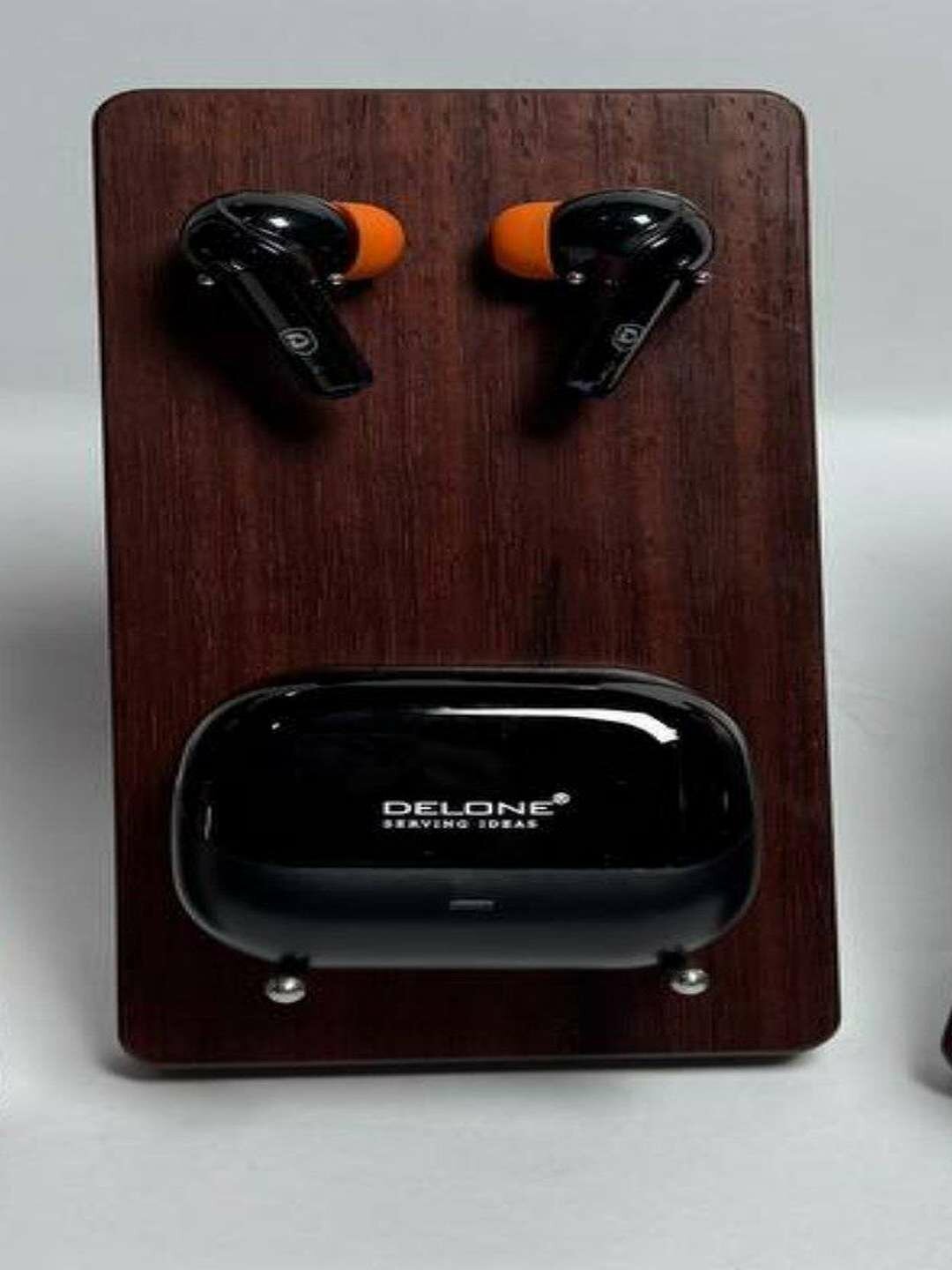 Беспроводные наушники от бренда Delone, от модели EB-06, чёрно-оранжевого цвета.