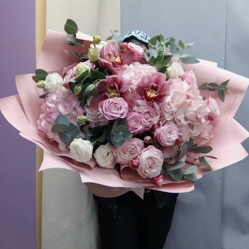 Изображение товара Букет из гортензии, орхидеи, кустовой пионовидной розы, эустомы