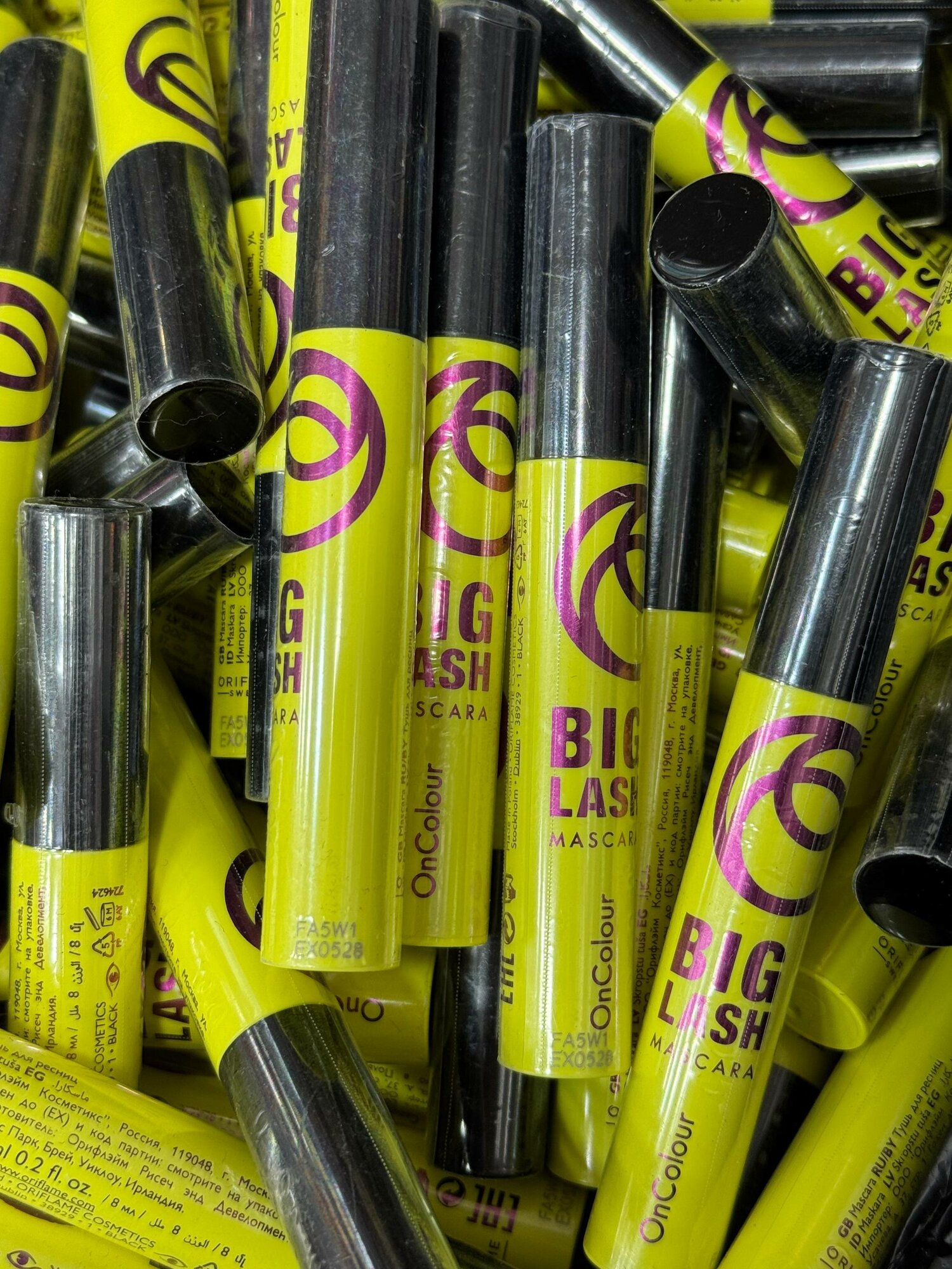 Тушь для ресниц "OnColour", подкручивание, увеличение объема, черная — фото 1