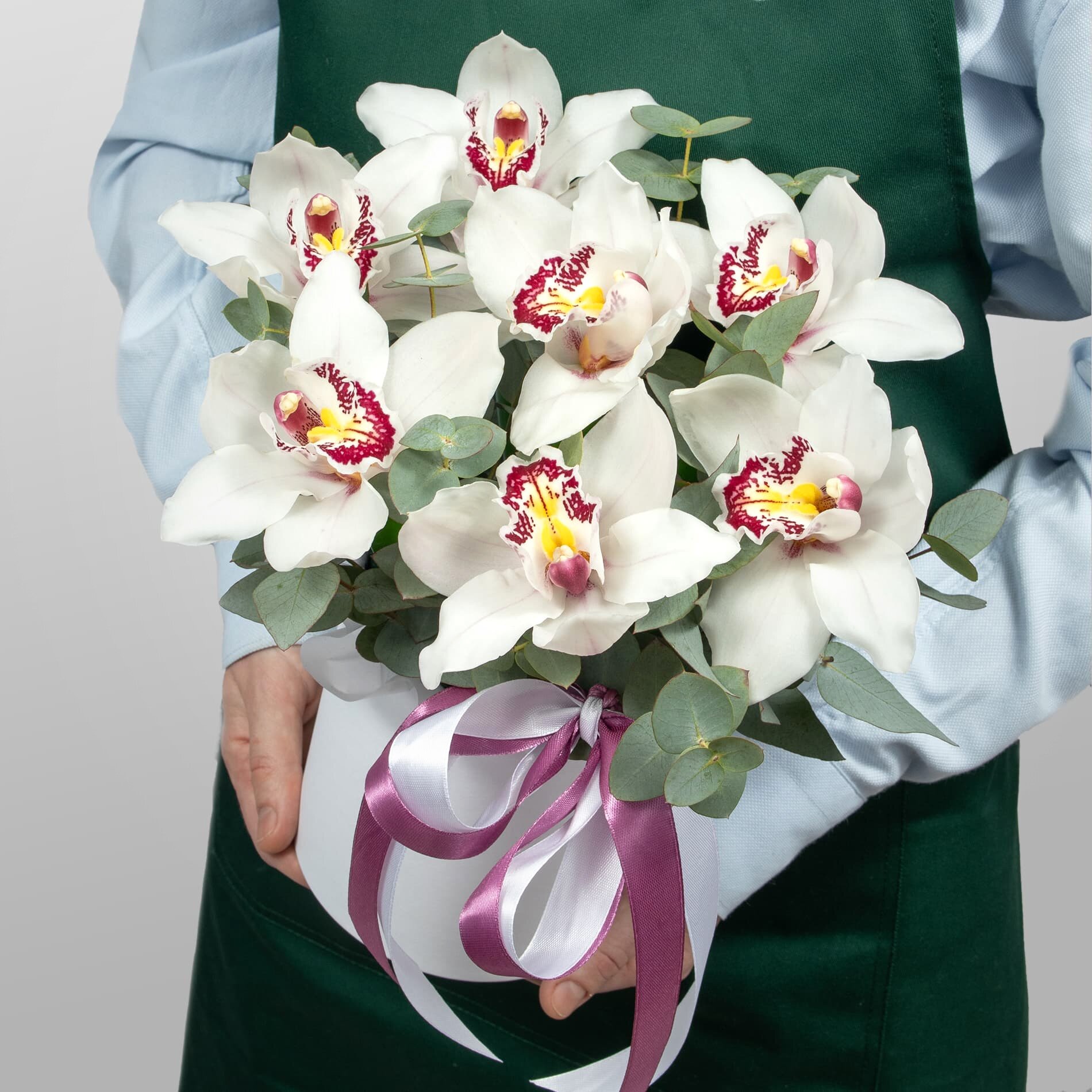 Композиция STUDIO FLORISTIC "Лунная орхидея" в шляпной коробке 7 цветов