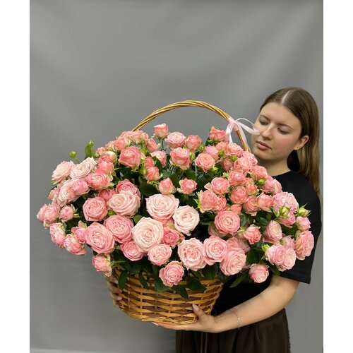 фото Корзина из кустовых пионовидных роз. 41 роза сорта мисс бомбастик в плетёной корзине