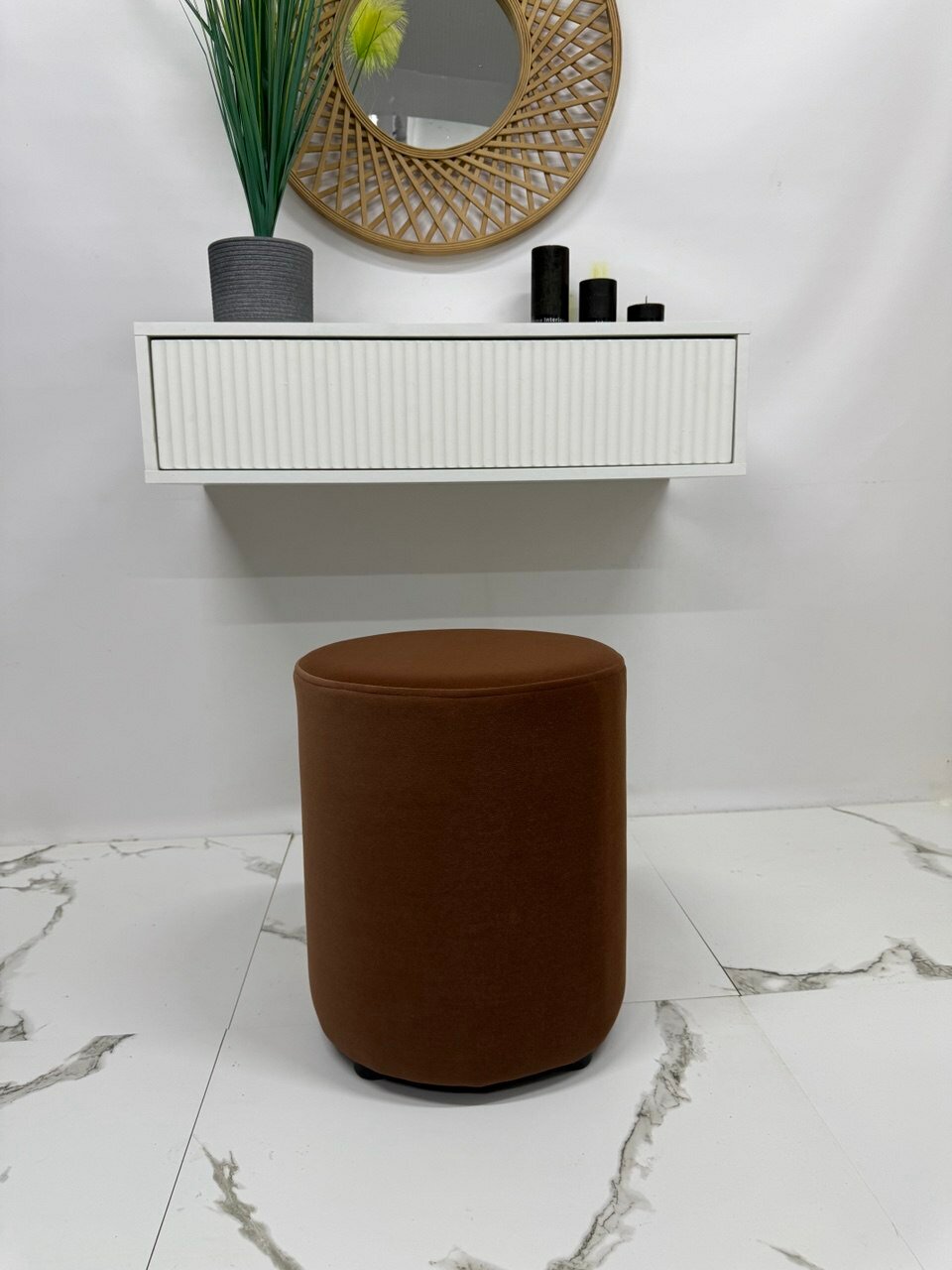 Круглый пуфик коричневый