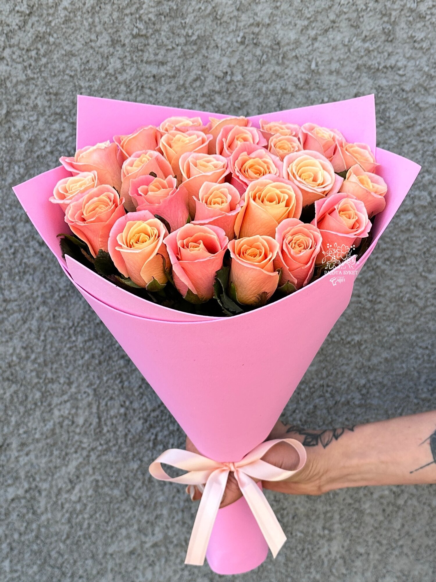 Букет живых цветов "Мирра" из 25 персиковых роз 50см в упаковке/ Арт. 326935 / Радуга Букет