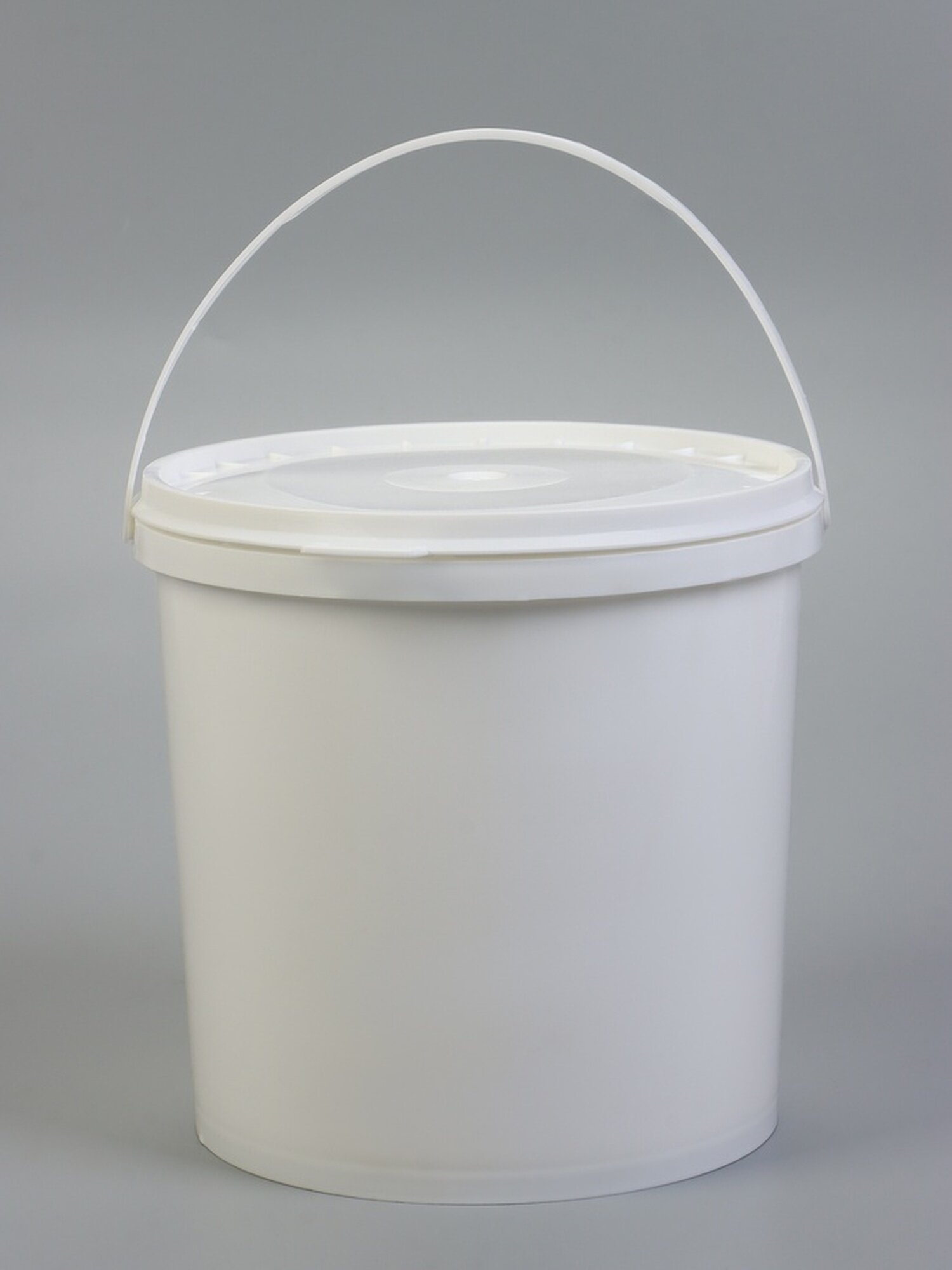 Ведро ПластоС пластиковое с герметичной крышкой 5 л белое