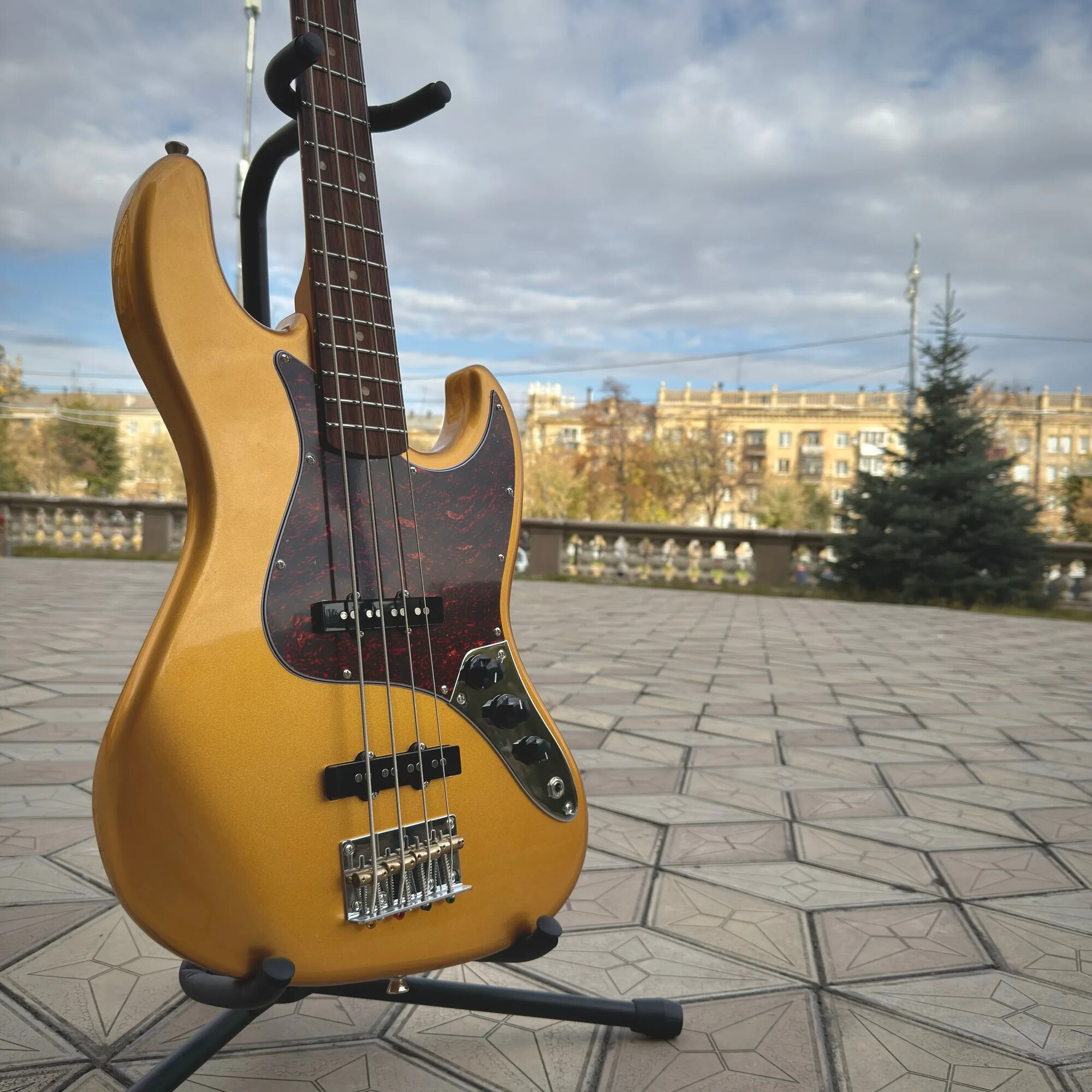 Бас-гитара JET Guitars JJB-300 Jazz Bass Rosewood FB Gold — фото 1