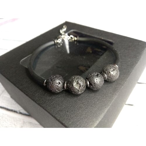 фото Браслет на жесткой проволоке с вулканической лавой браслеты из натуральных камней