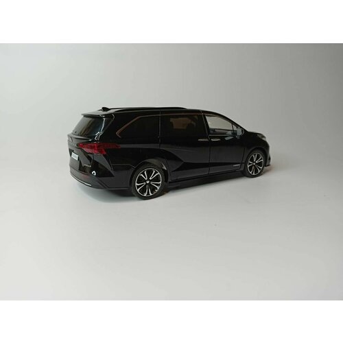Модель автомобиля Toyota Sienna коллекционная металлическая игрушка масштаб 1:24 черный